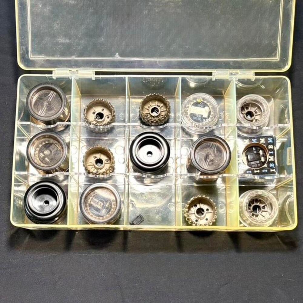 🚨 VINTAGE IBM Electric Typewriter Elements Case Typeballs or Golf Balls ⌨️